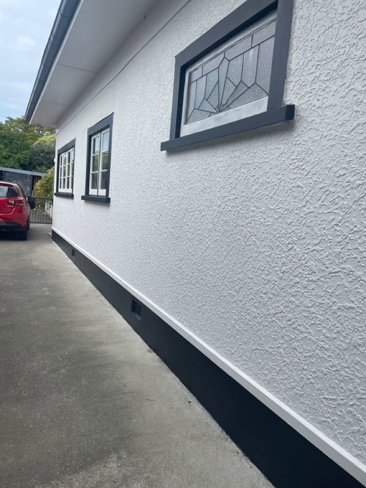 Білий фасад